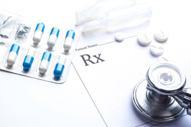 Boş reçete stetoskop ile 