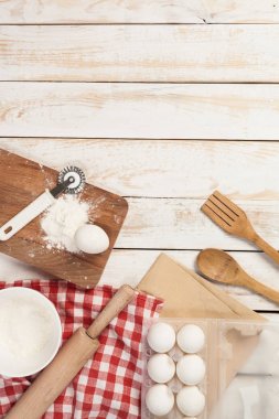 Hazırlık malzemeleri ve mutfak eşyaları şablon pişirme