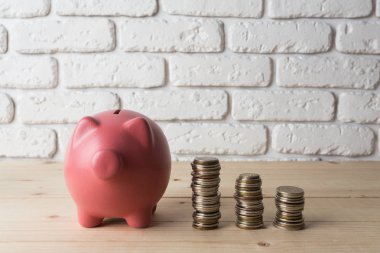 Bozuk paralarla kumbarada.