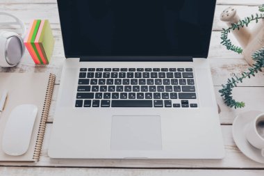 Masaüstü bilgisayar ve ofis malzemeleri ile