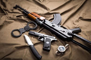 Araçlar ve silahlar kumaş üzerine