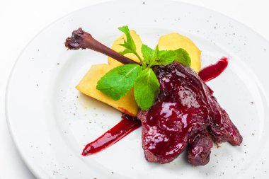 Mutfak kızarmış ördek plaka üzerinde