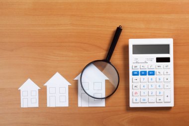 Büyüteç ile kağıt evler