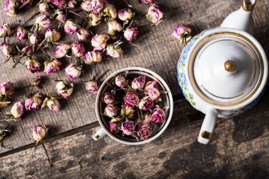  çaydanlık ve Çiçeklenme çay çiçek fincanla