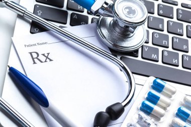 klavye üzerinde sağlık stetoskop 