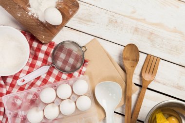 Hazırlık malzemeleri ve mutfak eşyaları şablon pişirme