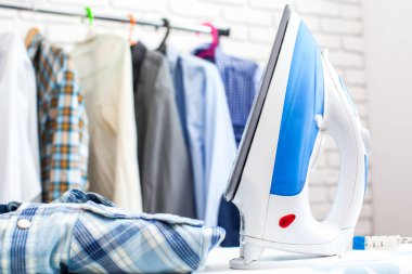 Gömlek ile elektrik demir