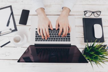 Dizüstü bilgisayarda çalışan iş adamı