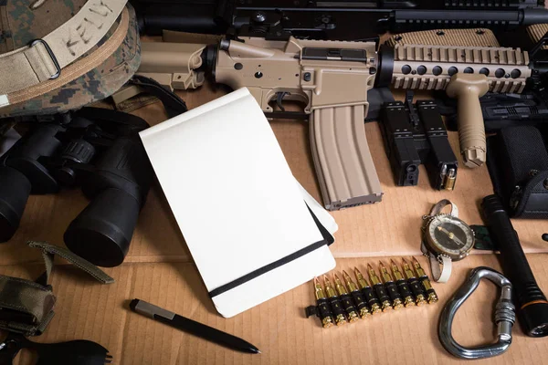 Fusil de asalto, arma, cuchillo con funda, brújula — Foto de Stock