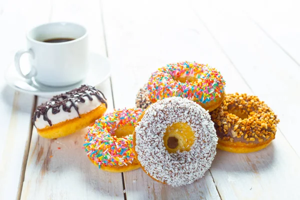 Çörek ve kahve fincanı.