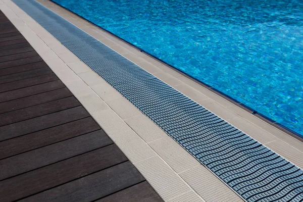 Otelde yüzme havuzu