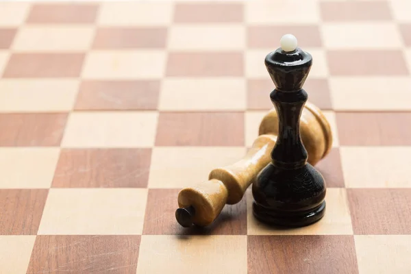 Figuras de xadrez no tabuleiro — Fotografia de Stock