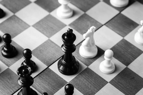 Figure scacchistiche sulla scacchiera — Foto Stock