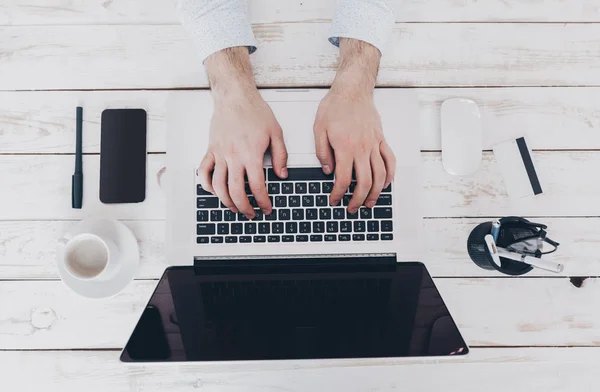 Homem de negócios trabalhando no laptop — Fotografia de Stock