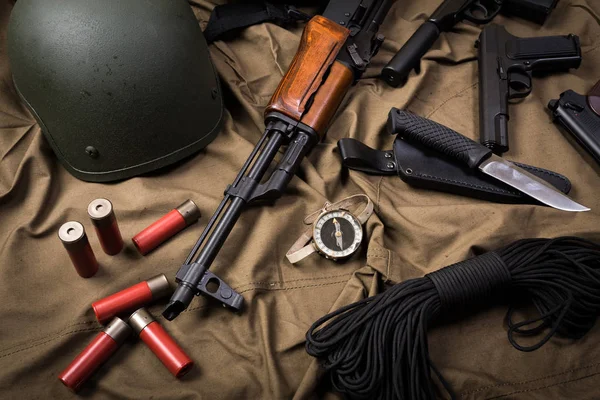 Eszközök és fegyverek a ruhával — Stock Fotó