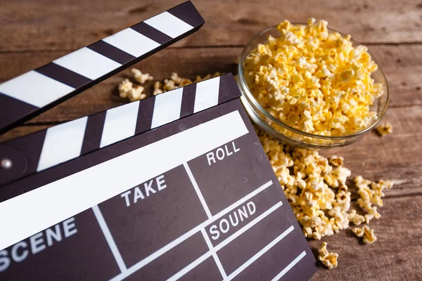 Film clapper ve pop corn — Stok fotoğraf