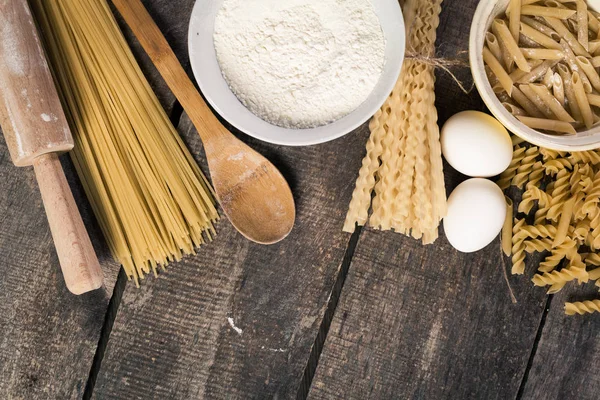 Pasta, spaghetti och mjöl — Stockfoto