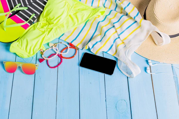 Traje de baño, gafas de sol y chanclas —  Fotos de Stock