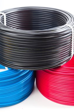 Renkli elektrik kabloları