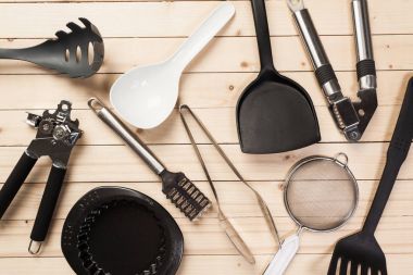 Tencere ve aksesuarları masada