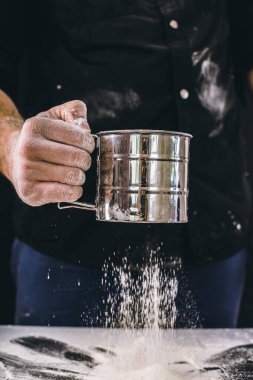 adam baker un ile çalışır