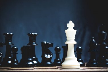 satranç tahtası üzerinde satranç figürleri