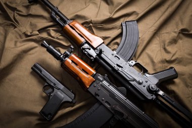 Araçlar ve silahlar kumaş üzerine