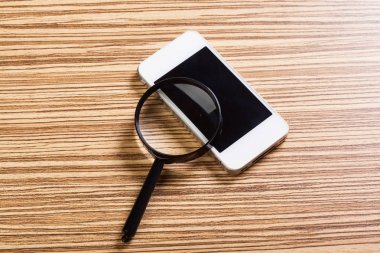 Cep telefonu ve Büyüteç camı