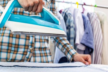 Ütü Ütüleyen Kadın