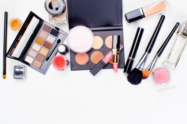 Fırçalar ve kozmetik şablonu