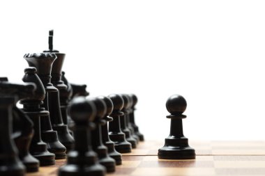 satranç tahtası üzerinde satranç figürleri