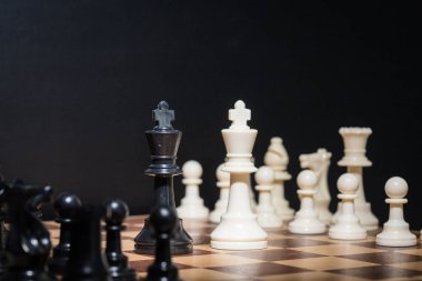 satranç tahtası üzerinde satranç figürleri