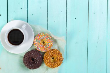 Çörek ve kahve fincanı.