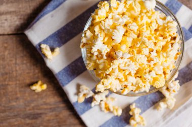 kase masa örtüsü üzerinde patlamış mısır 