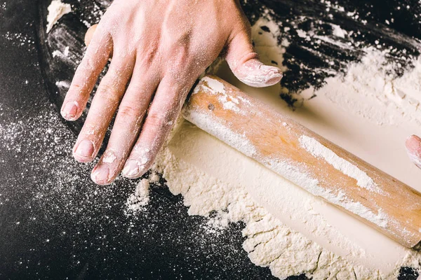 Kezek tészta sütés — Stock Fotó