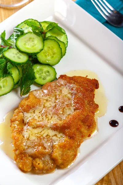 Schnitzel tedesco sul tavolo — Foto Stock