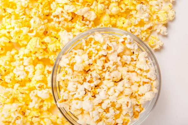 Schüssel mit gebratenem Popcorn — Stockfoto