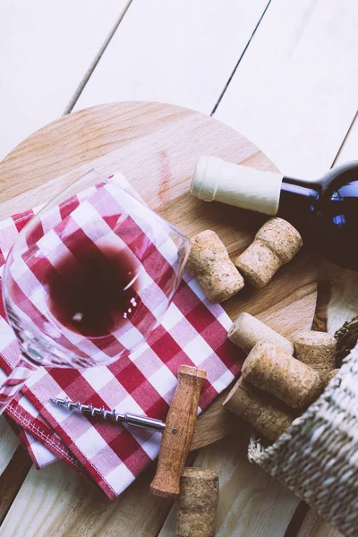 Şişe şarap şarap kadehi ile — Stok fotoğraf