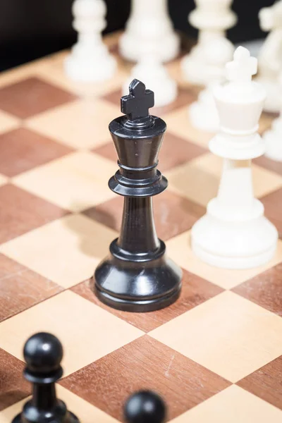 Шахові фігури на шаховій дошці — стокове фото