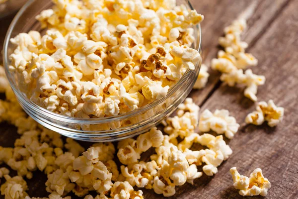 Schüssel mit gesalzenem Popcorn — Stockfoto