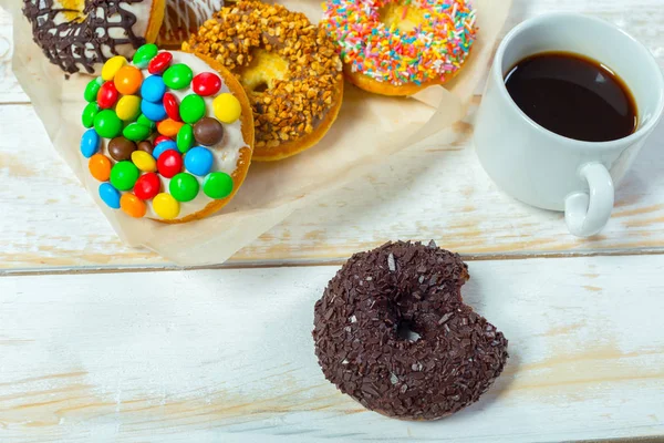 Donuts und Kaffeetasse — Stockfoto