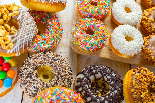 Frische und süße Donuts — Stockfoto