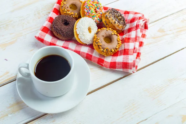 Пончики и кофейная чашка — стоковое фото