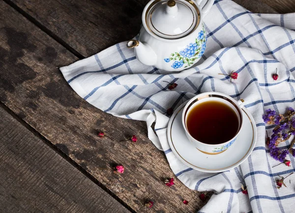 Ainda vida com xícara de chá e toalha de mesa — Fotografia de Stock