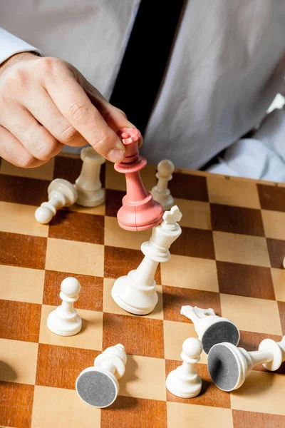Πρόσωπο που παίζει σκάκι — Φωτογραφία Αρχείου