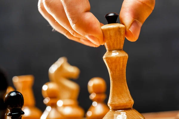Person spielt Schach — Stockfoto