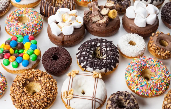 Auswahl an bunten Donuts — Stockfoto