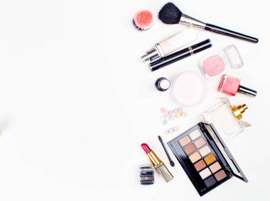 Fırçalar ve kozmetik şablonu