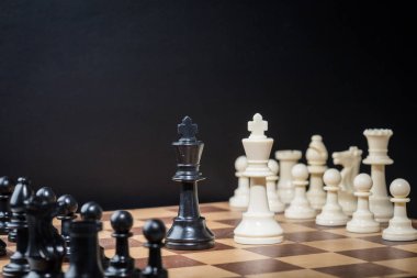 satranç tahtası üzerinde satranç figürleri