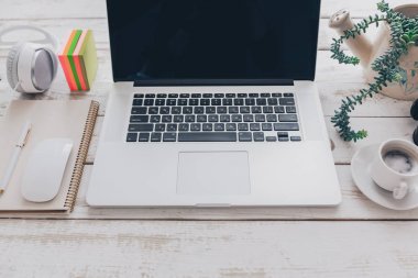 Masaüstü bilgisayar ve ofis malzemeleri ile
